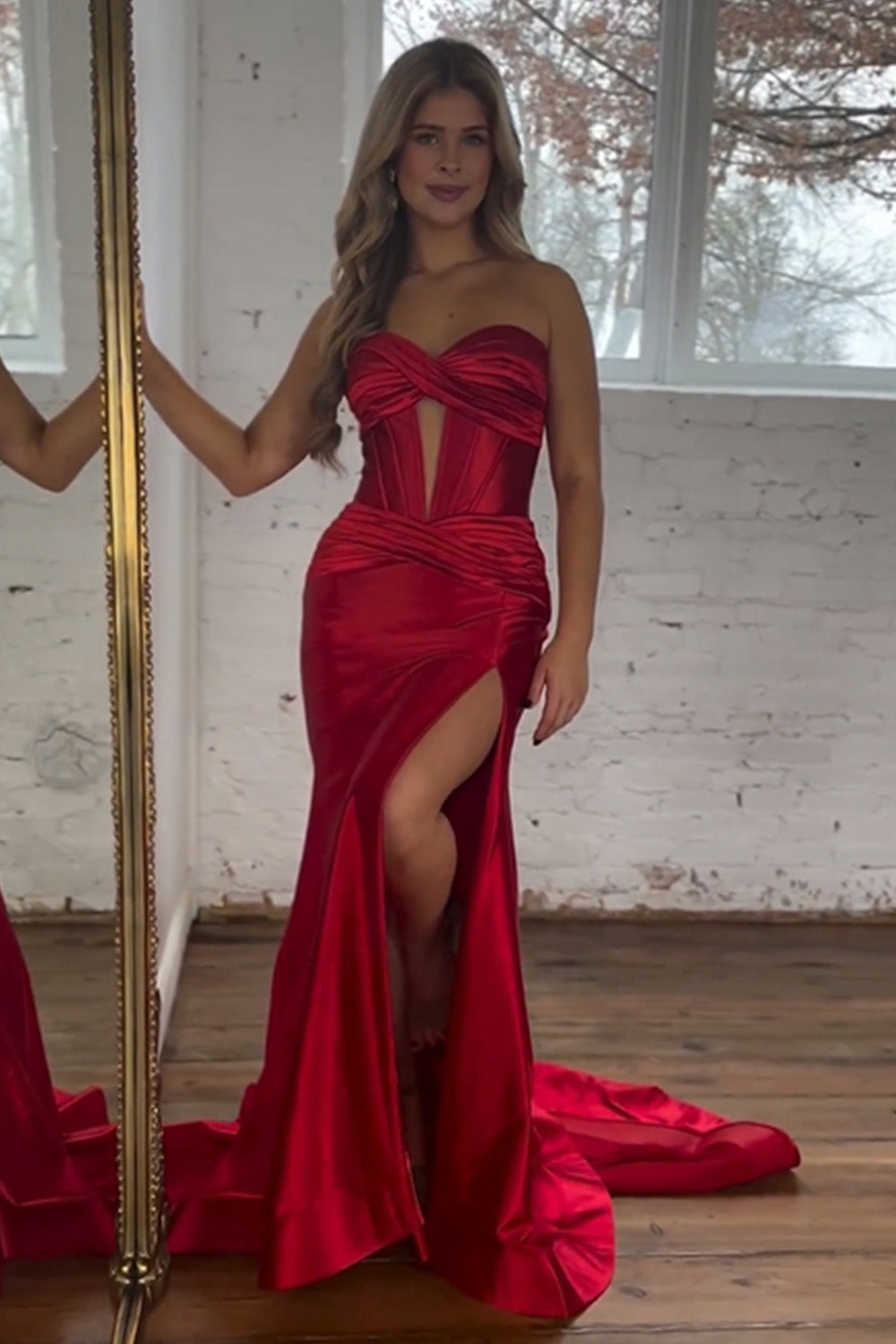 Vestido de fiesta largo sin tirantes de sirena de satén Weitese con abertura